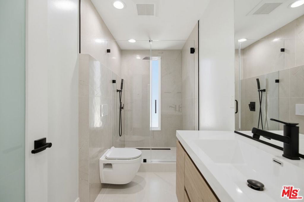 11611 Burbank Boulevard Property Photo 16