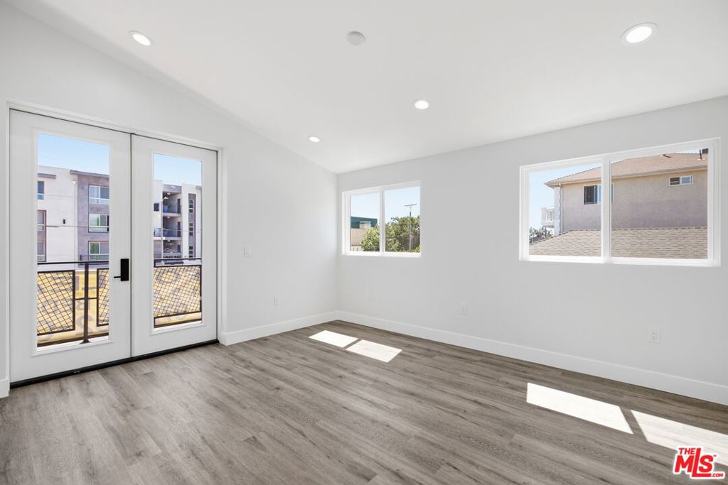 11611 Burbank Boulevard Property Photo 19