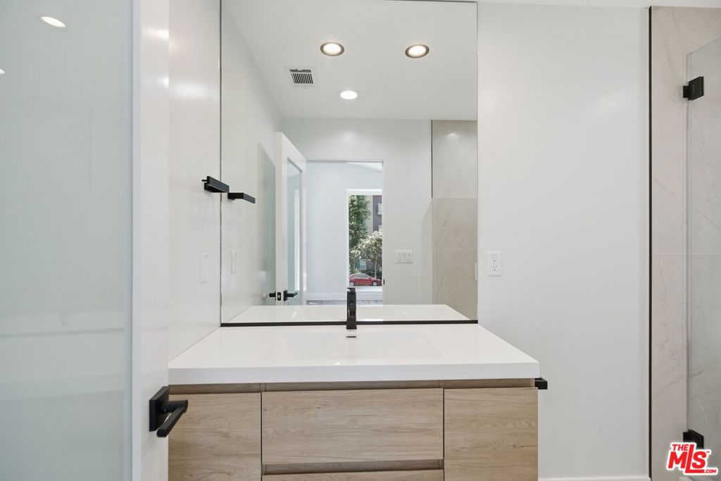 11611 Burbank Boulevard Property Photo 23