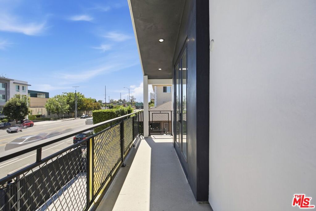11611 Burbank Boulevard Property Photo 25