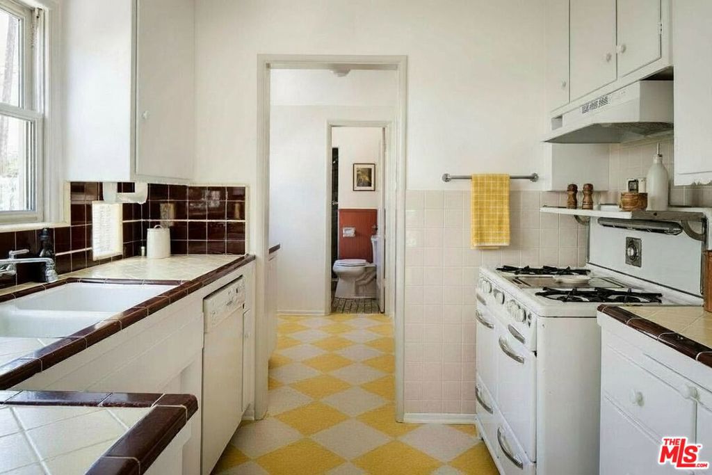 13024 Magnolia Boulevard Property Photo 7