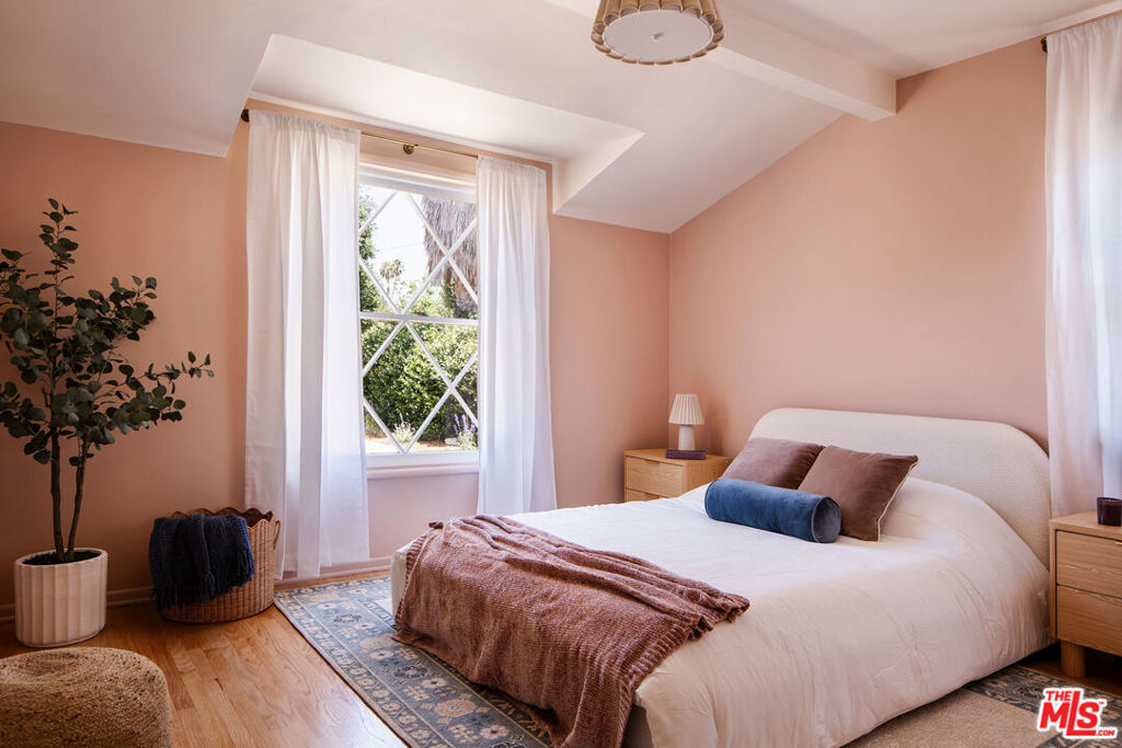 13024 Magnolia Boulevard Property Photo 13