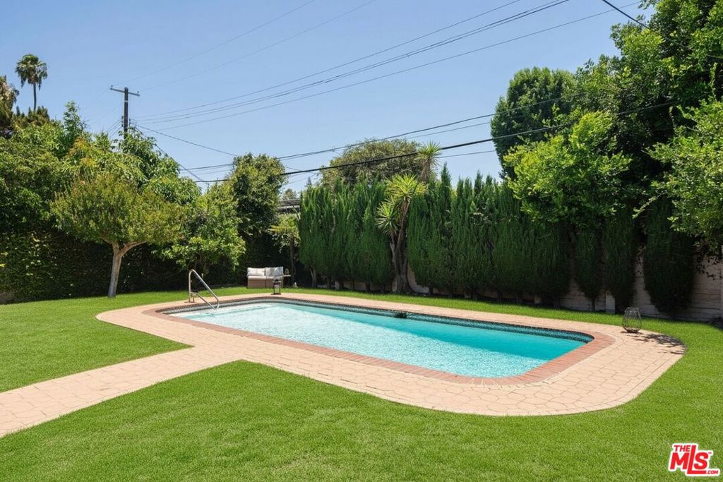 13024 Magnolia Boulevard Property Photo 17