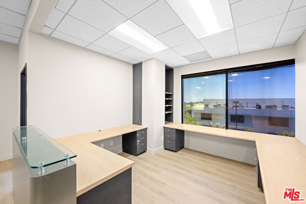 24011 Ventura Boulevard 200 Property Photo 9