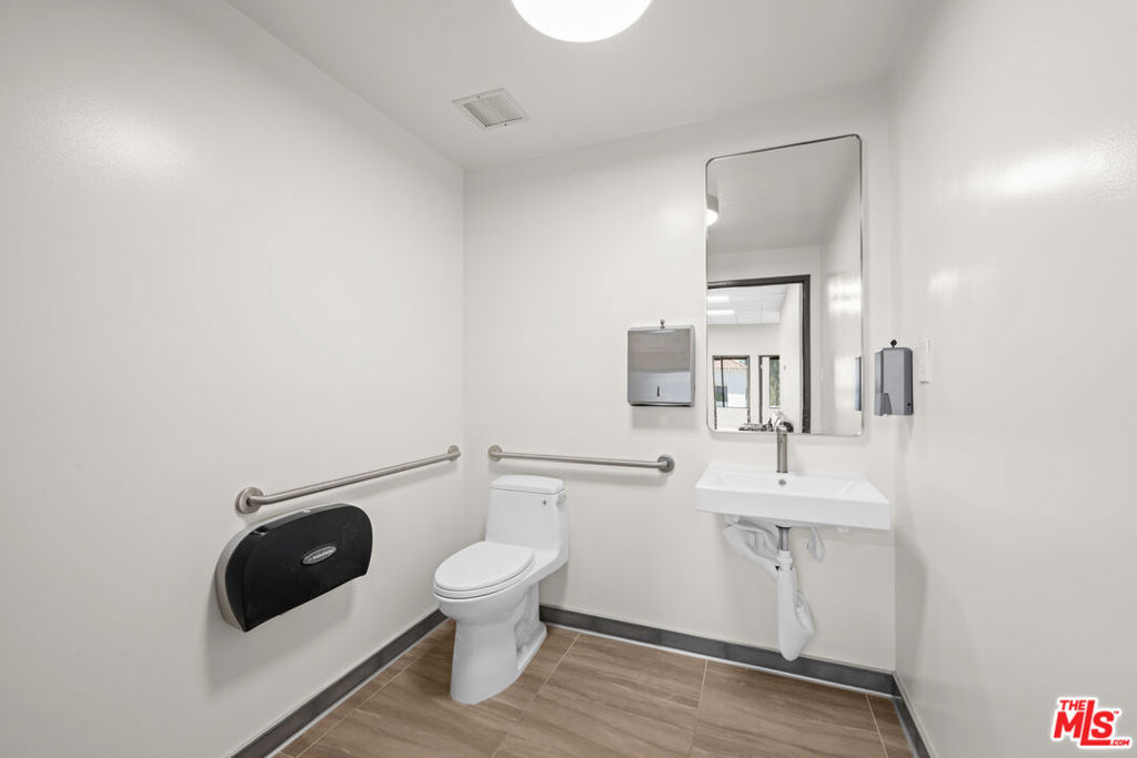 24011 Ventura Boulevard 200 Property Photo 10
