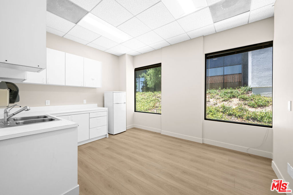 24011 Ventura Boulevard 200 Property Photo 11