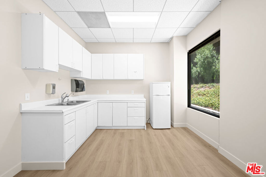 24011 Ventura Boulevard 200 Property Photo 12