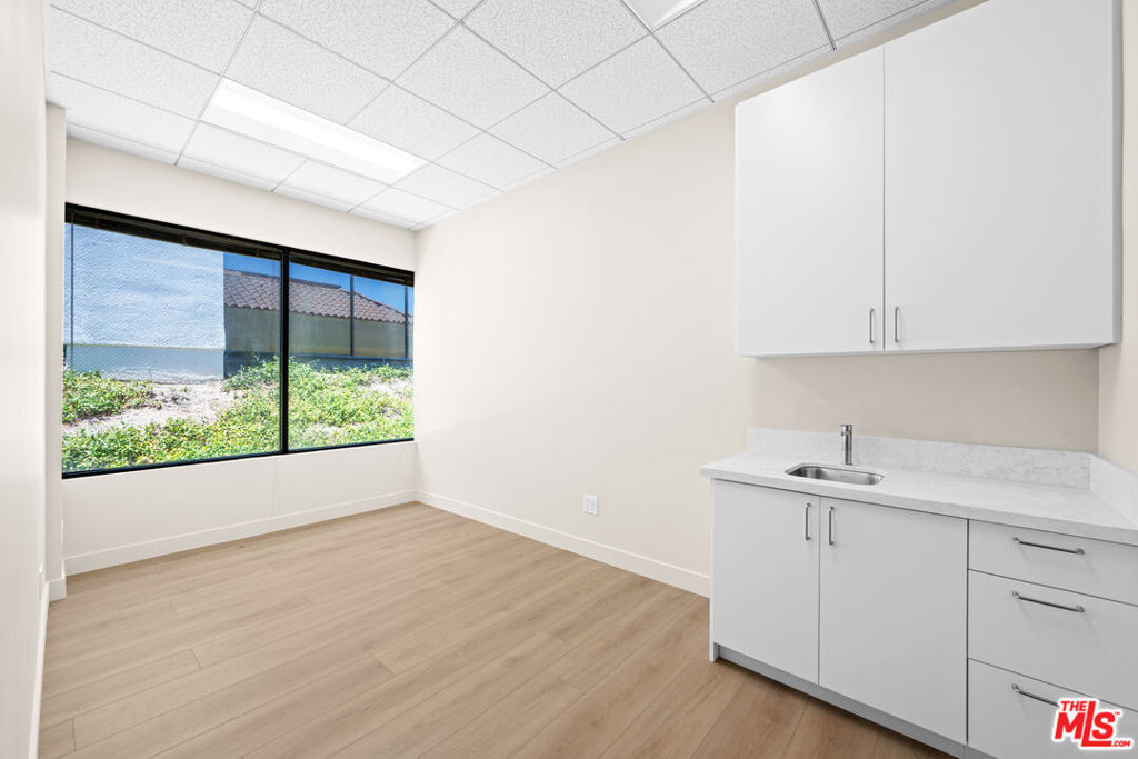 24011 Ventura Boulevard 200 Property Photo 15
