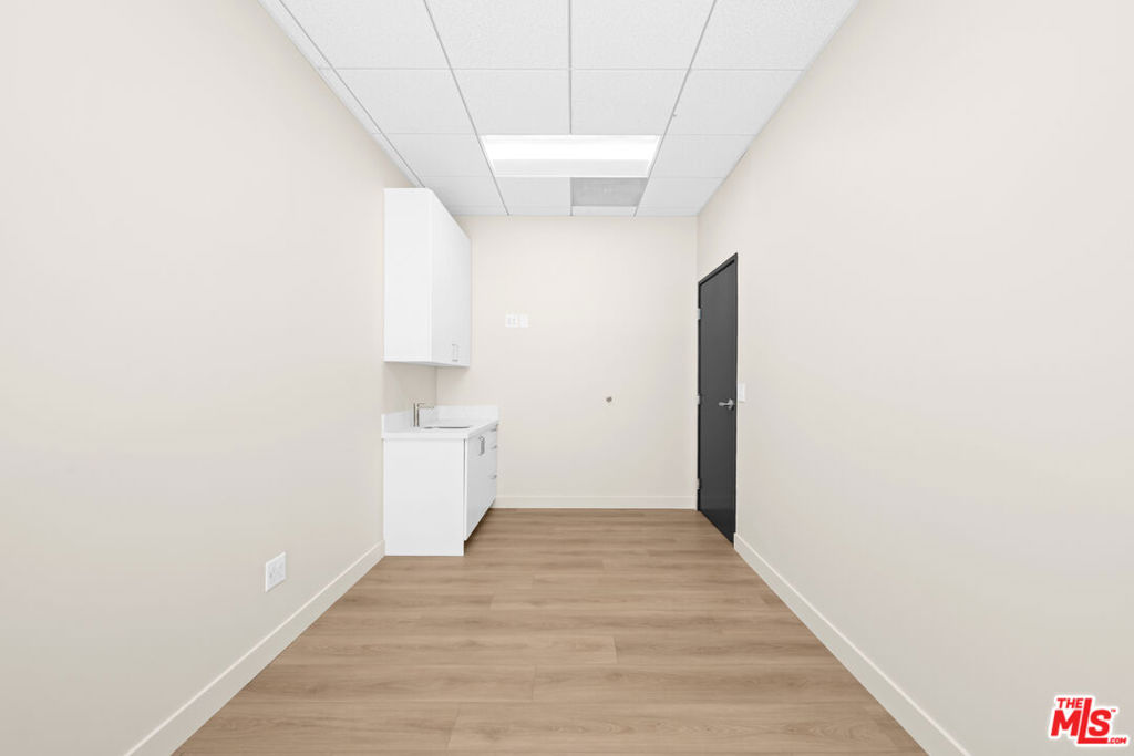 24011 Ventura Boulevard 200 Property Photo 17