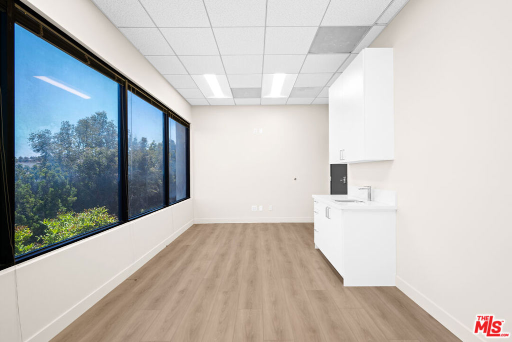 24011 Ventura Boulevard 200 Property Photo 20