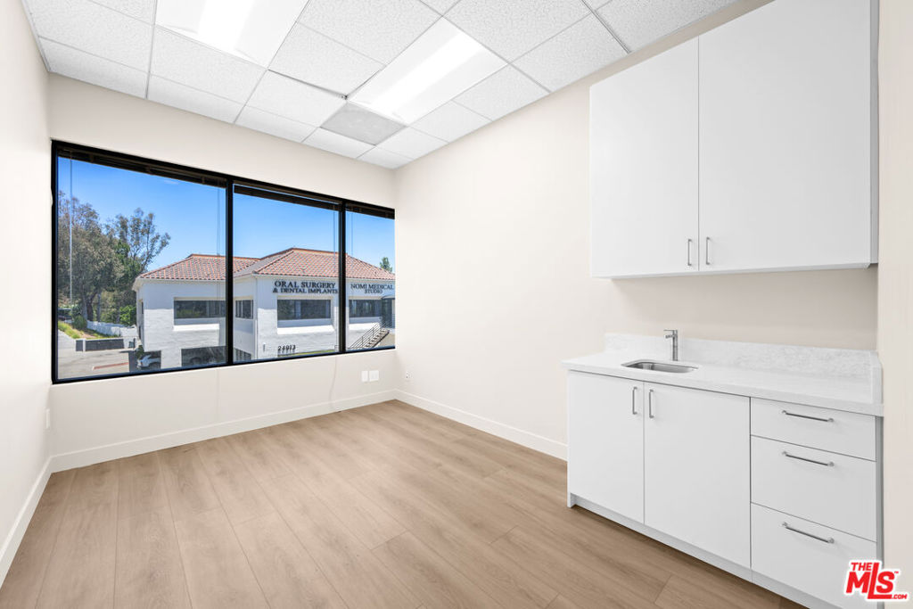24011 Ventura Boulevard 200 Property Photo 22