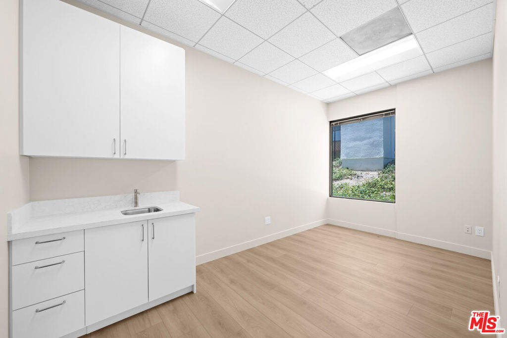 24011 Ventura Boulevard 200 Property Photo 27