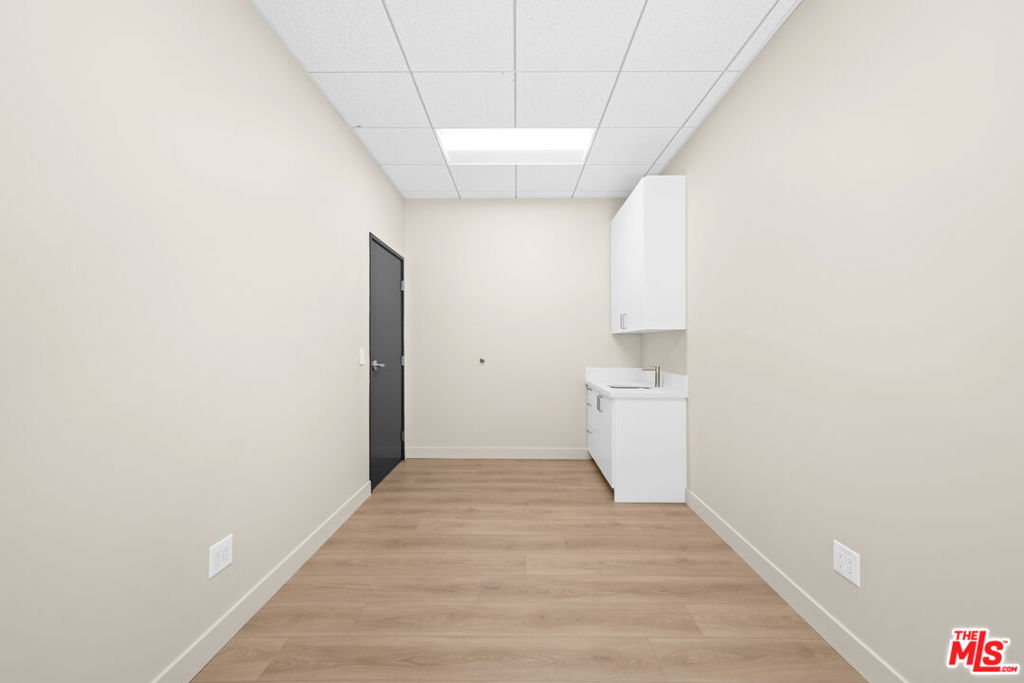 24011 Ventura Boulevard 200 Property Photo 29
