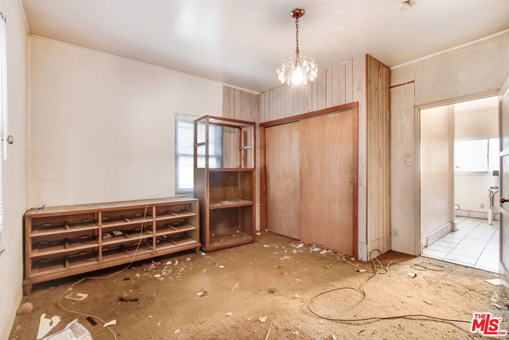 227 W 52nd Street Property Photo 5