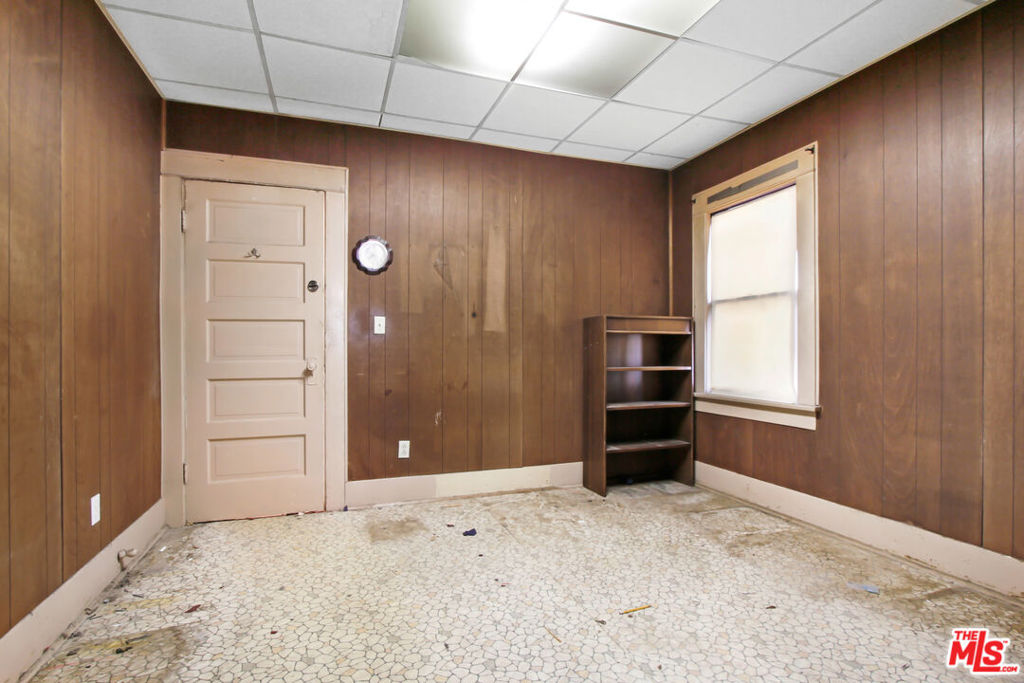 227 W 52nd Street Property Photo 7