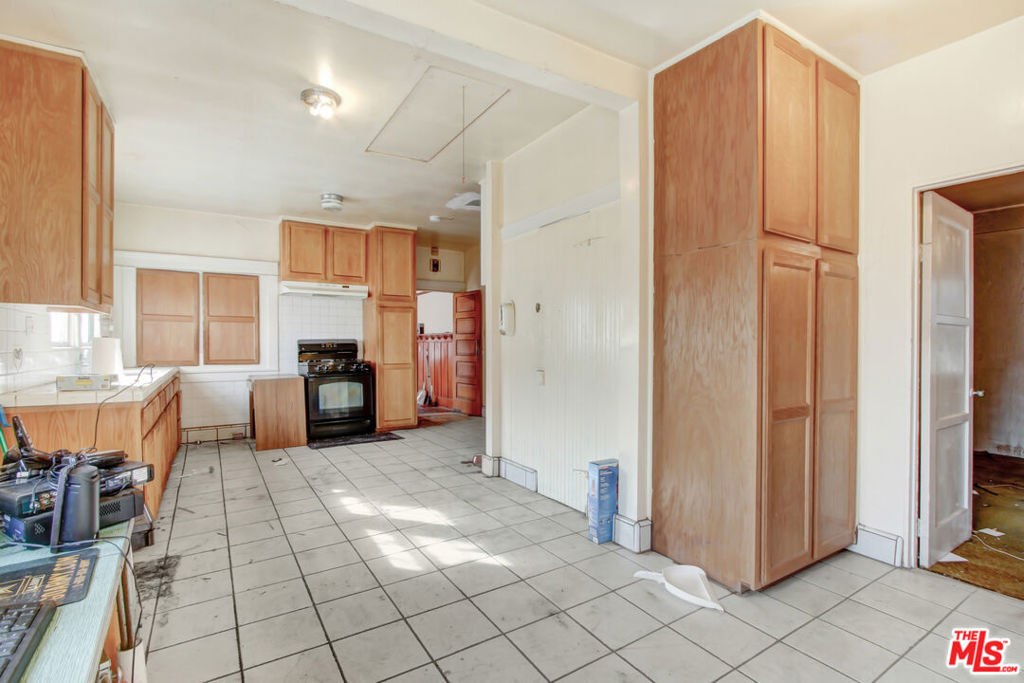 227 W 52nd Street Property Photo 8