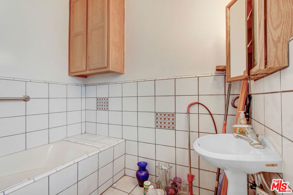 227 W 52nd Street Property Photo 9
