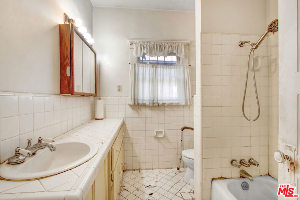 227 W 52nd Street Property Photo 10