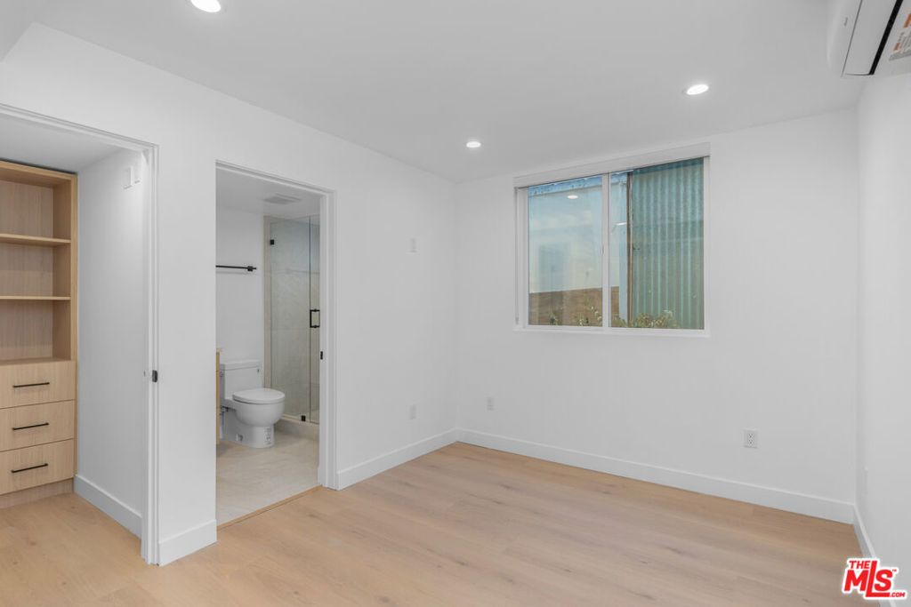 1332 Mohawk Street 1/2 Property Photo 6