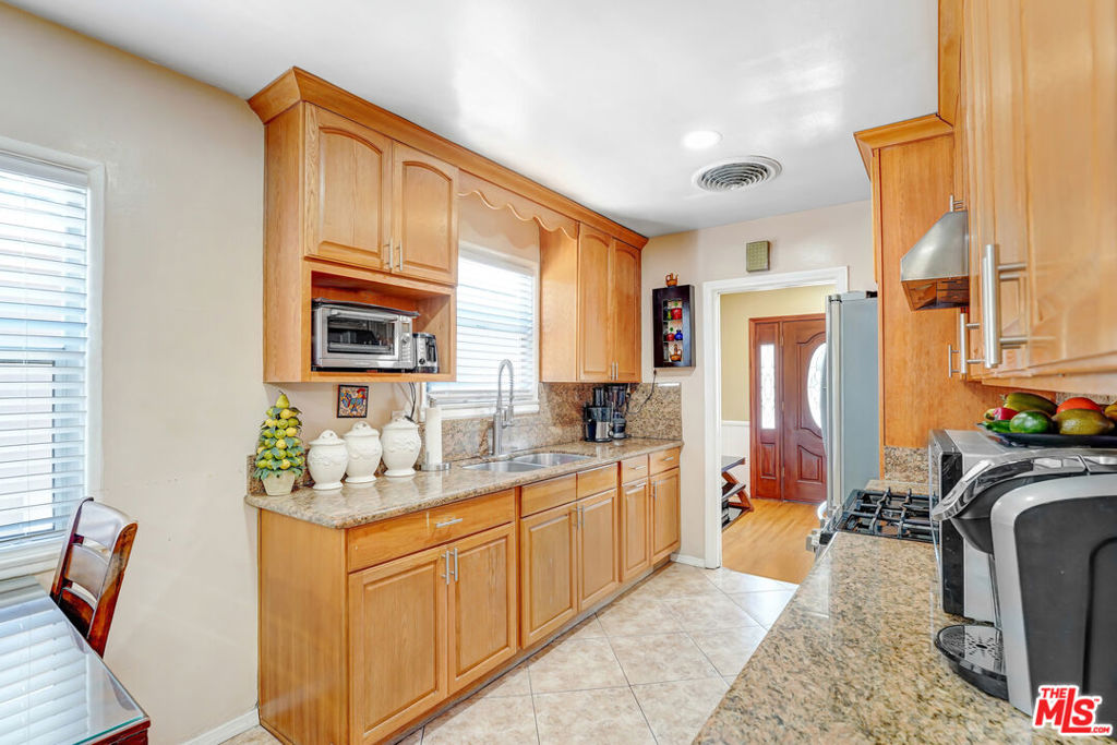 7523 N Ontario Street Property Photo 8