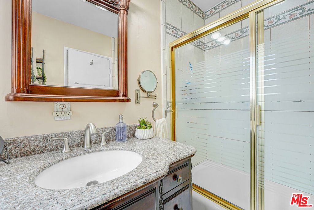 7523 N Ontario Street Property Photo 12