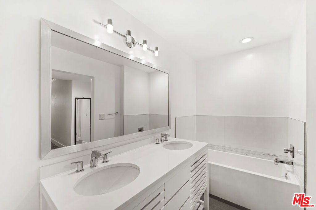 12115 San Vicente Boulevard 107 Property Photo 28