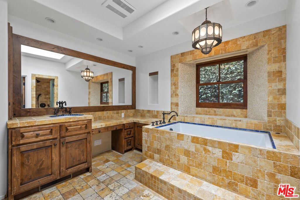 1017 S Gretna Green Way Property Photo 10