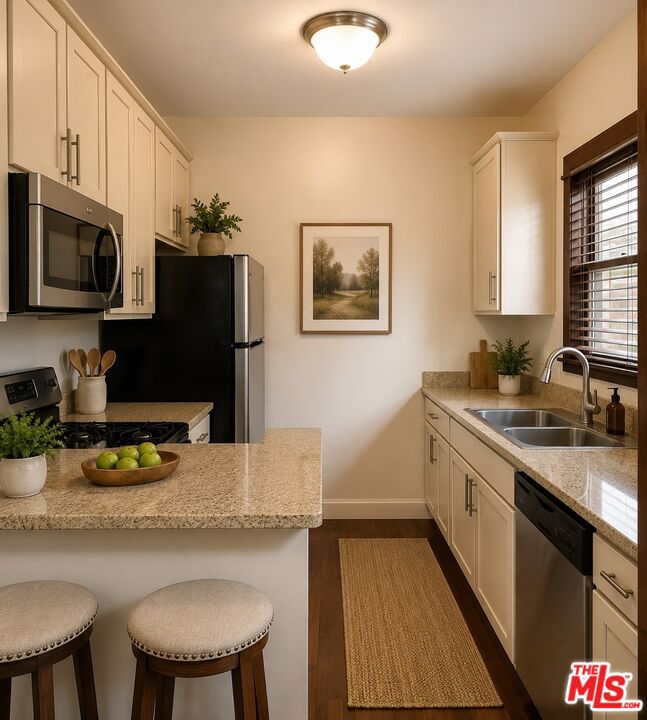 1431 N Las Palmas Avenue Property Photo 2
