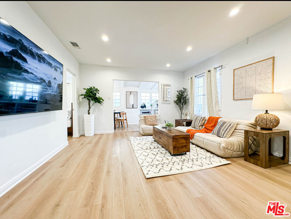 239 S Doheny Drive Property Photo 1