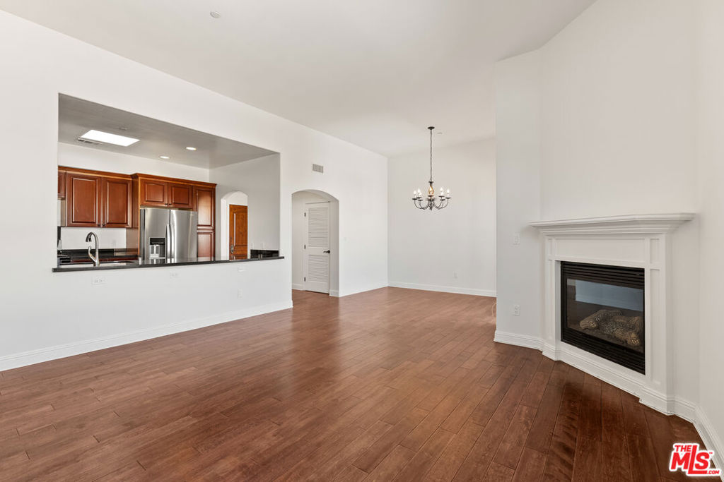 5037 Rosewood Avenue 301 Property Photo 4