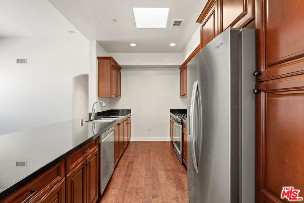 5037 Rosewood Avenue 301 Property Photo 6