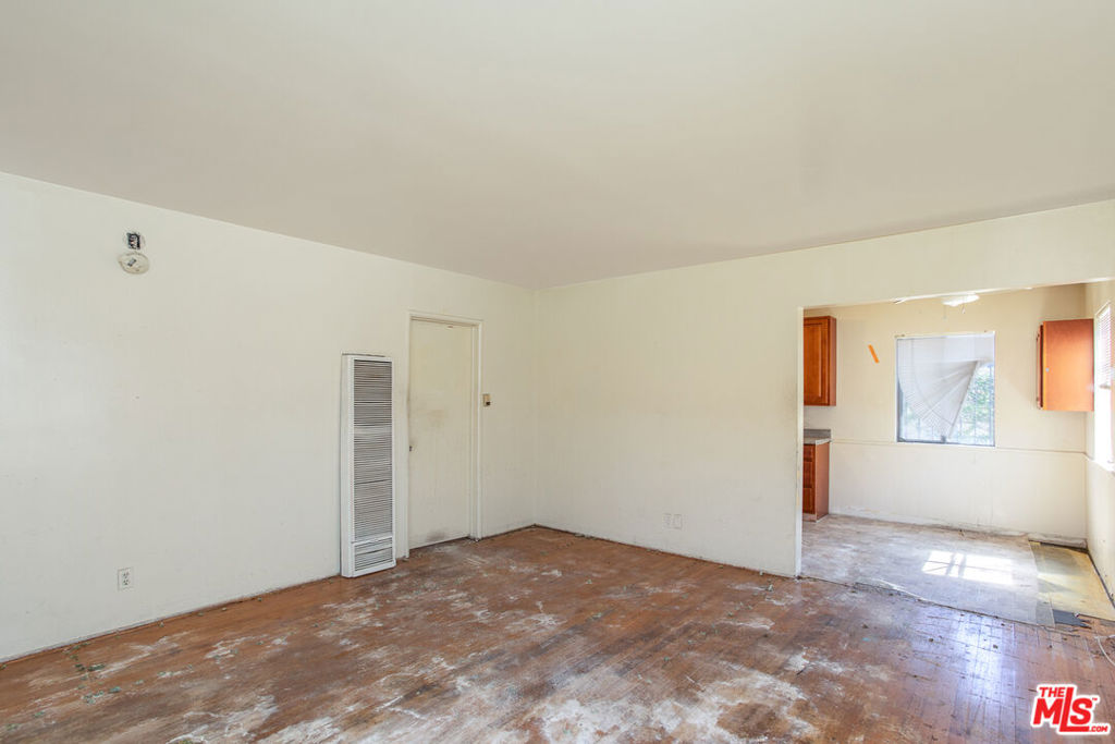 6124 S Victoria Avenue Property Photo 33