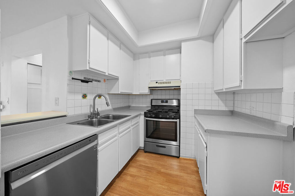 533 S St Andrews Place 203 Property Photo 4
