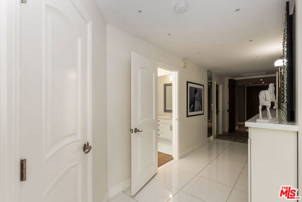 4460 Wilshire Boulevard 207 Property Photo 5