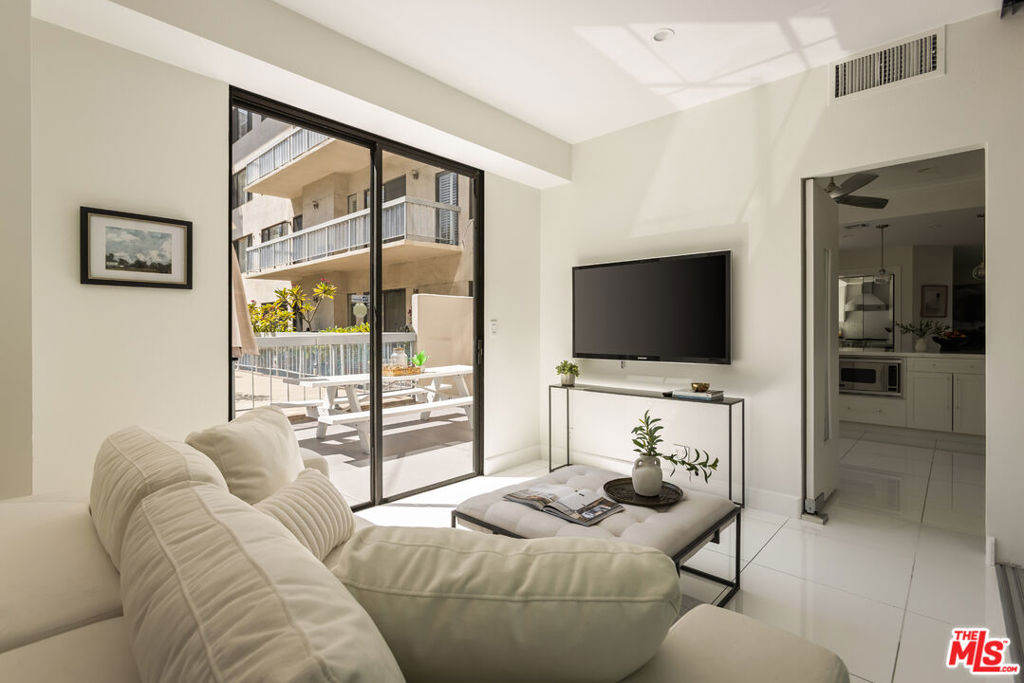 4460 Wilshire Boulevard 207 Property Photo 21