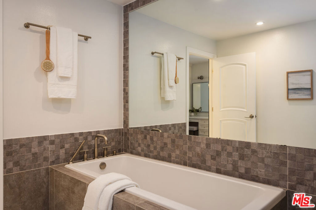4460 Wilshire Boulevard 207 Property Photo 49