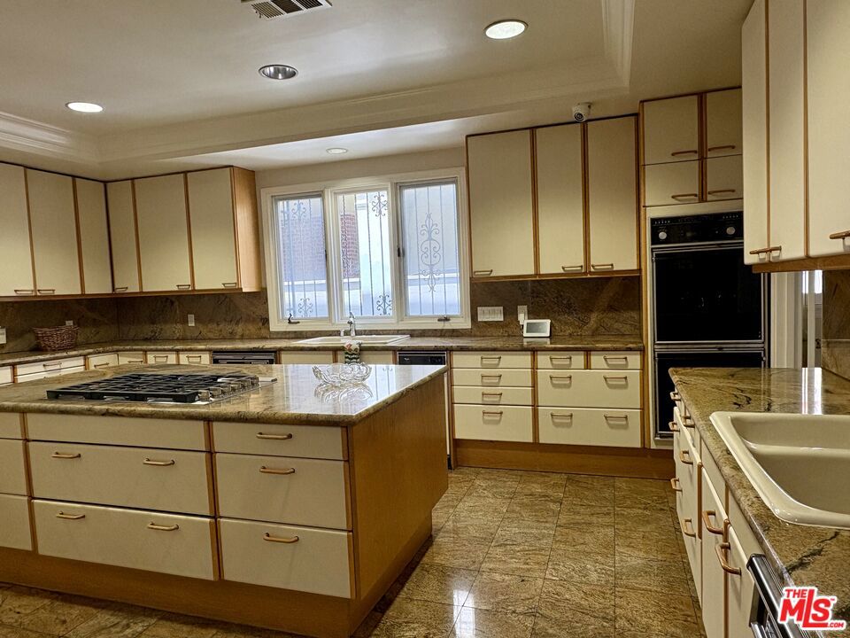 414 N Las Palmas Avenue Property Photo 16