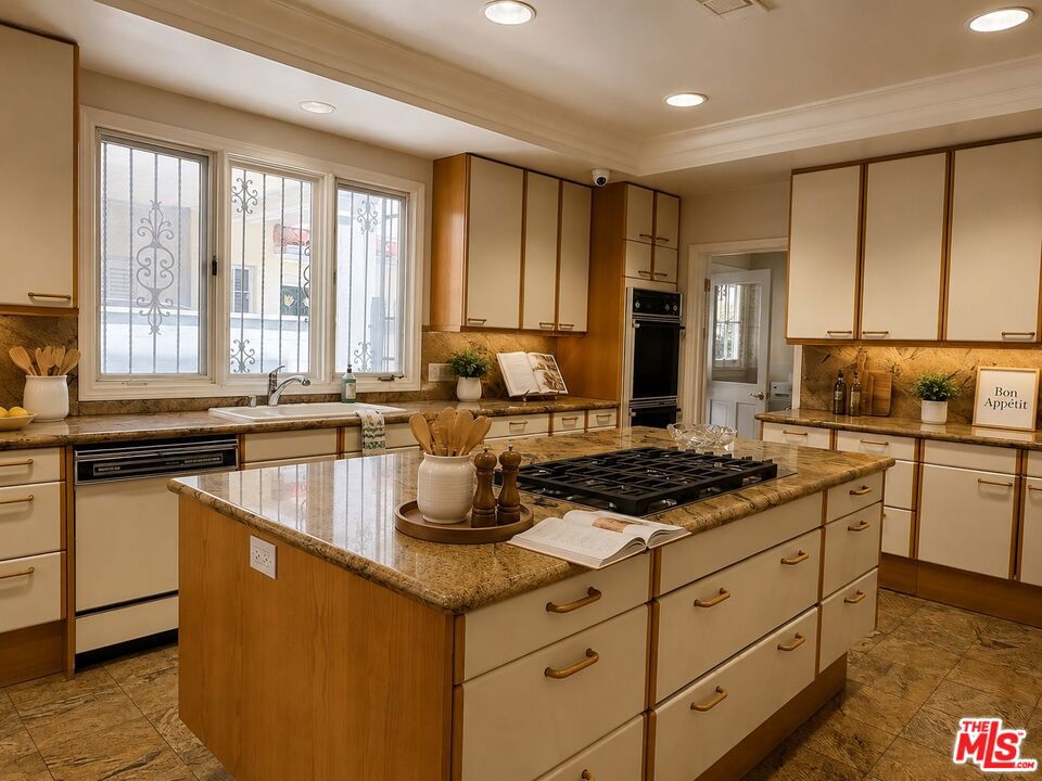 414 N Las Palmas Avenue Property Photo 17