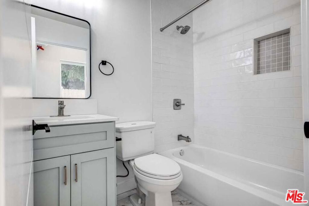 624 W 83rd Street 626 1/4 Property Photo 3