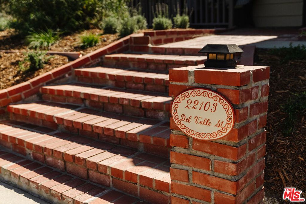 22103 Del Valle Street Property Photo 4