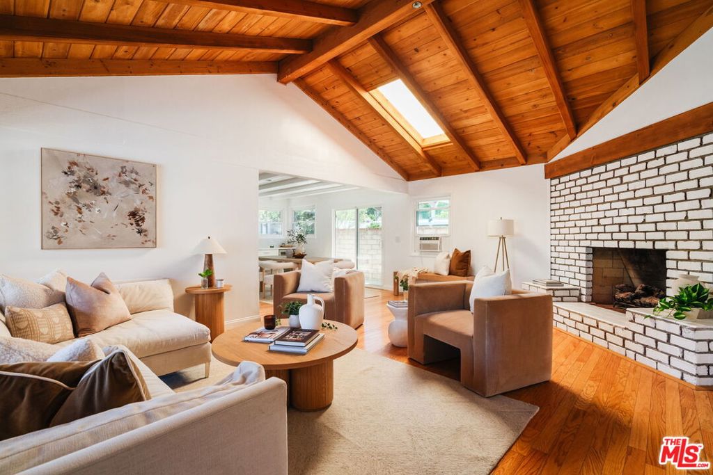 22103 Del Valle Street Property Photo 7