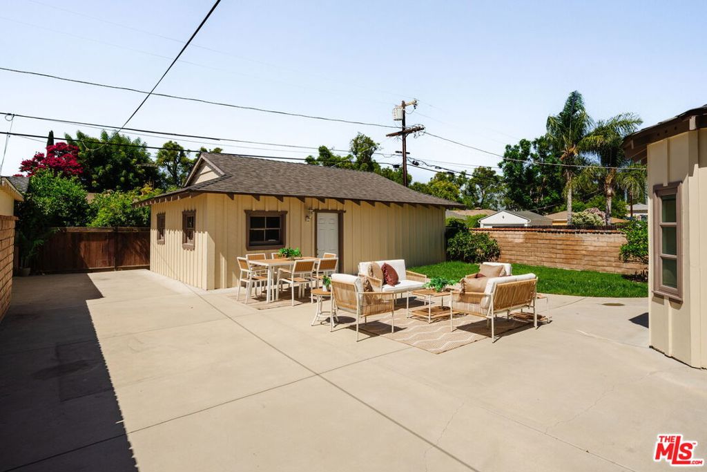 22103 Del Valle Street Property Photo 25