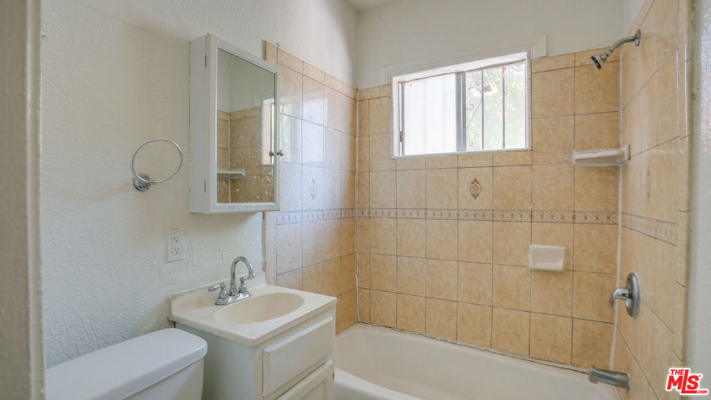 612 E 83rd Street Property Photo 5