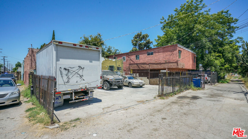 612 E 83rd Street Property Photo 11