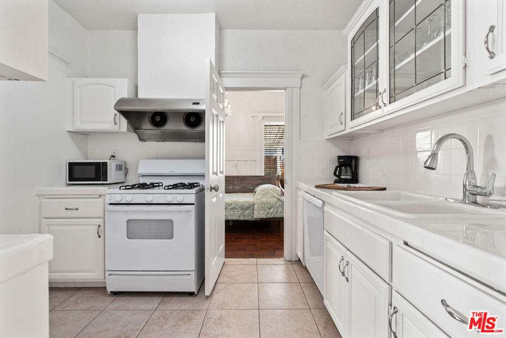 607 N Gramercy Place Property Photo 12