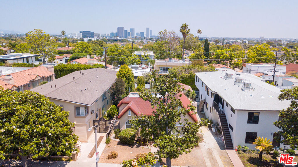 332 S Doheny Drive Property Photo 1