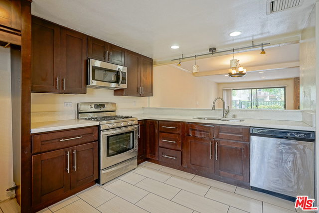 5760 Owensmouth Avenue 14 Property Photo 6