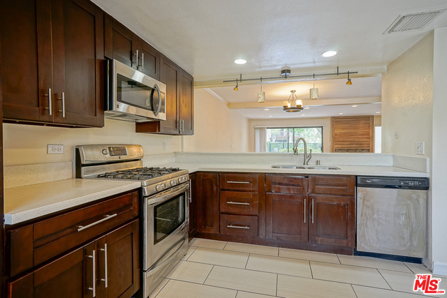 5760 Owensmouth Avenue 14 Property Photo 7
