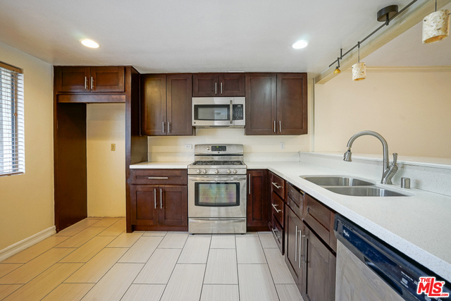 5760 Owensmouth Avenue 14 Property Photo 8
