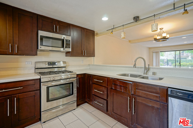 5760 Owensmouth Avenue 14 Property Photo 9